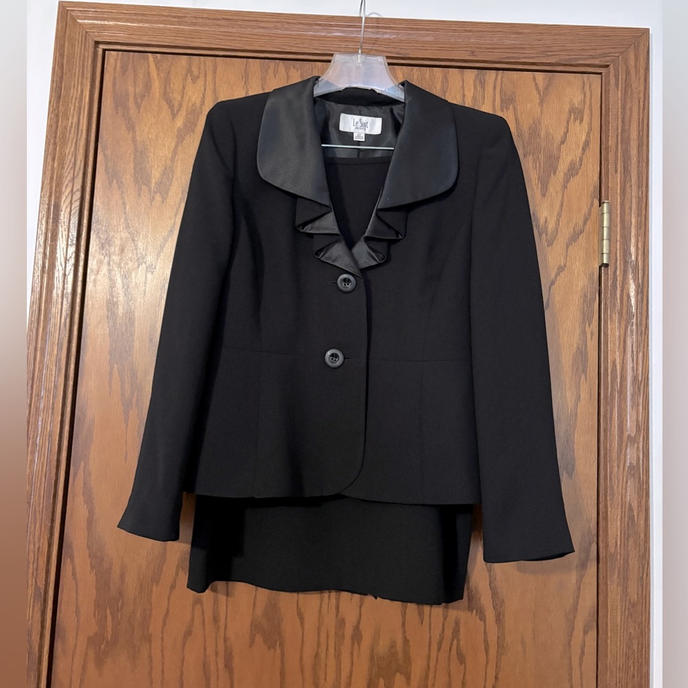 NWOT Le Suit Elegant 12 Petite Suit Black Blazer with Satin Trim and Skirt